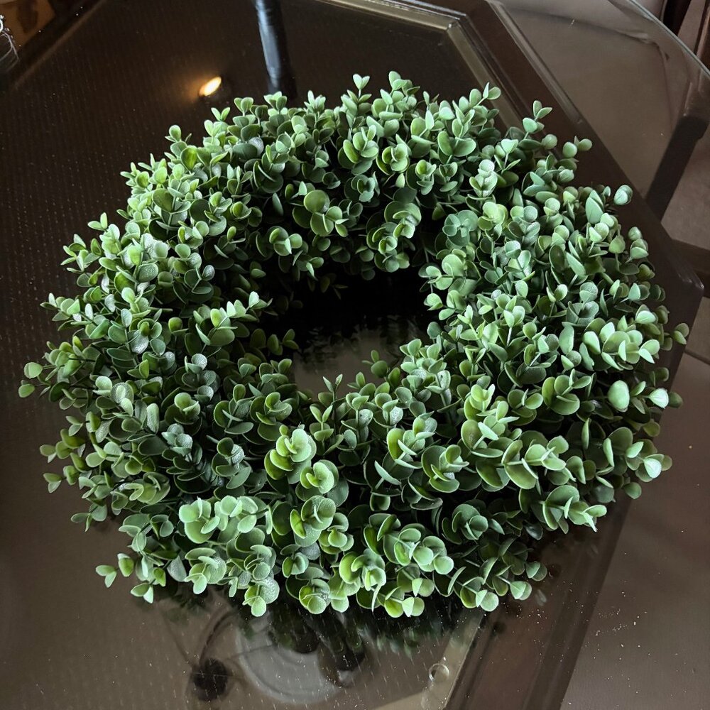 REALISTIC "SOFT TOUCH" LUSH INDOOR/OUTDOOR FAUX BOXWOOD WREATH 18" Preowned